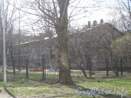 Ул. Примакова, дом 18. Общий вид со стороны дома 20. Фото 3 мая 2012 г.