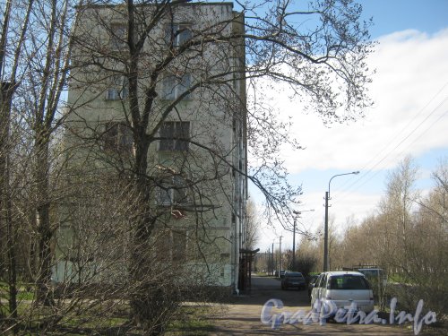 Ул. Примакова, дом 16. Общий вид со стороны дома 20. Фото 3 мая 2012 г.