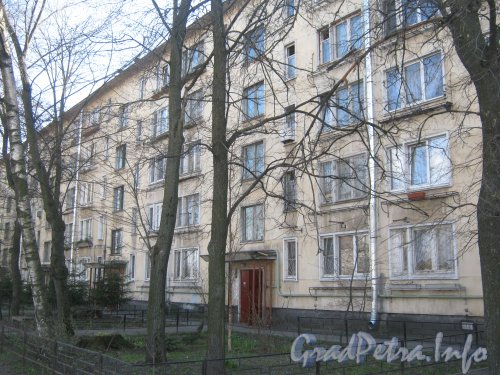 Ул. Примакова, дом 24. Общий вид со стороны парадных и ул. Примакова. Фото 3 мая 2012 г.