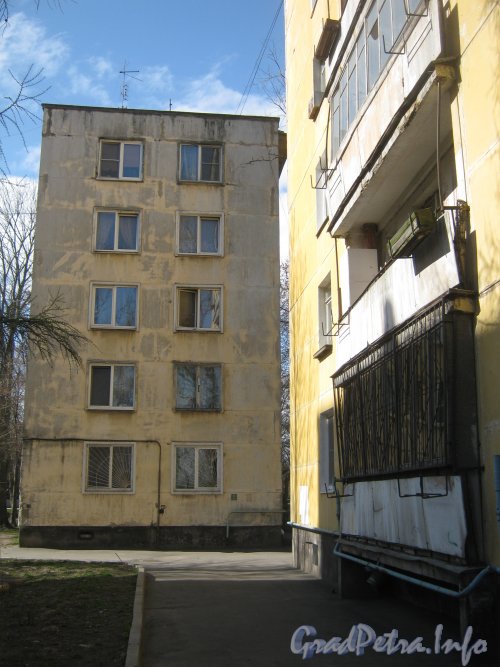 Ул. Примакова, дом 24 (в центре). Общий вид от дома 26 (справа). Фото 3 мая 2012 г.