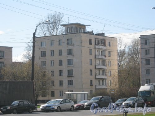 Краснопутиловская ул., дом 59. Общий вид со стороны дома 42. Фото 3 мая 2012 г.
