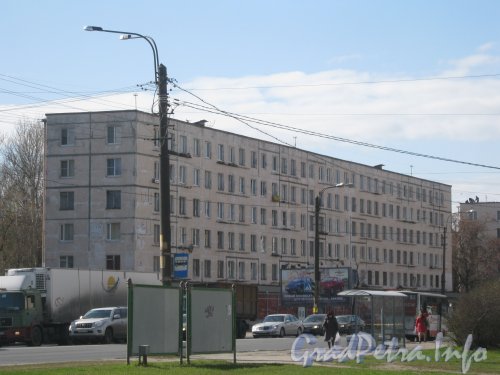 Краснопутиловская ул., дом 55. Общий вид со стороны дома 42. Фото 3 мая 2012 г.