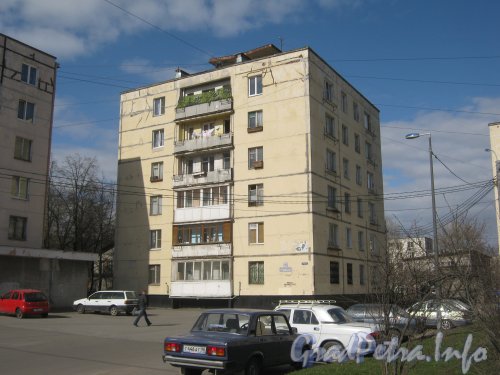 Краснопутиловская ул., дом 40. Общий вид со стороны дома 61. Фото 3 мая 2012 г.