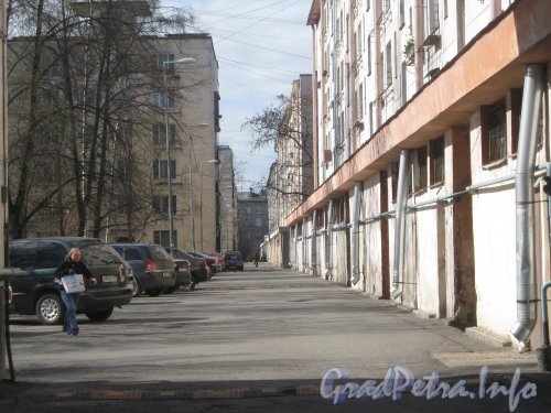 Краснопутиловская ул., дом 55 (справа). Общий вид со стороны двора. Фото 3 мая 2012 г.