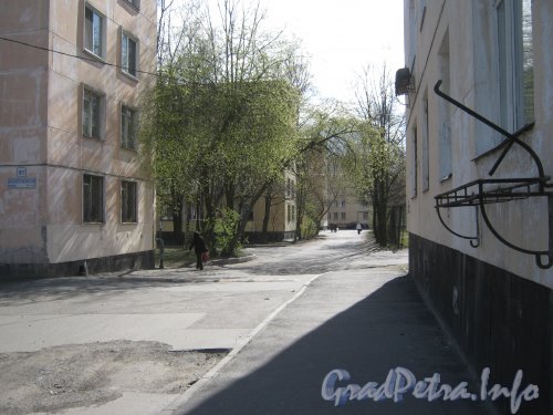 Проезд от Краснопутиловской ул. во дворы домов по ул. Червонного Казачества. Фото 3 мая 2012 г.