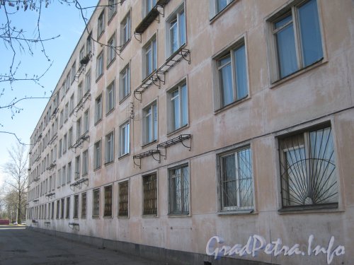 Краснопутиловская ул., дом 61. Фасад дома. Фото 3 мая 2012 г.