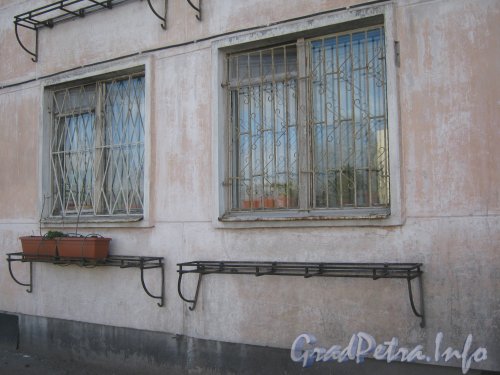 Краснопутиловская ул., дом 61. Окна первого этажа. Фото 3 мая 2012 г.