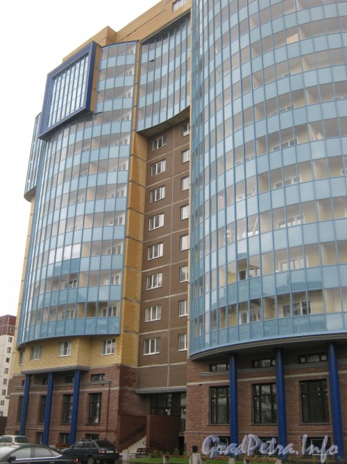 Планерная ул., дом 63 корпус 1. Общий вид верхней левой части здания. Фото июль 2012 г.