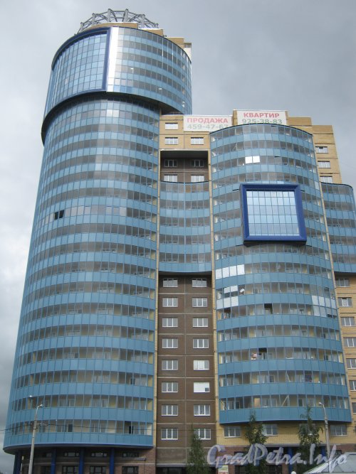 Планерная ул., дом 63 корпус 1. Верхняя угловая часть фасада здания со стороны Шуваловского пр. Фото июль 2012 г.