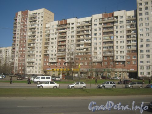 Бухарестская ул., дом 112. Общий вид с Бухарестской ул. Фото апрель 2012 г.