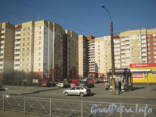 Бухарестская ул., дом 130, корпус 1 (слева) и дом 24 корпус 1 по ул. Ярослава Гашека (справа). Общий вид с Бухарестской ул. Фото апрель 2012 г.