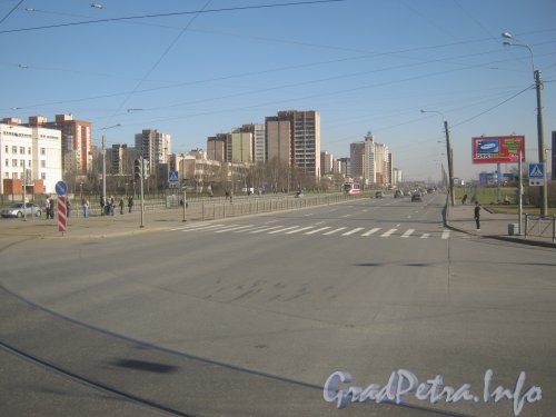Перспектива Бухарестской ул. от ул. Ярослава Гашека в сторону ул. Олеко Дундича. Фото апрель 2012 г.