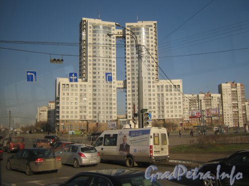 Бухарестская ул., дом 110, корпус 1. Общий вид с Бухарестской ул. . Фото апрель 2012 г.