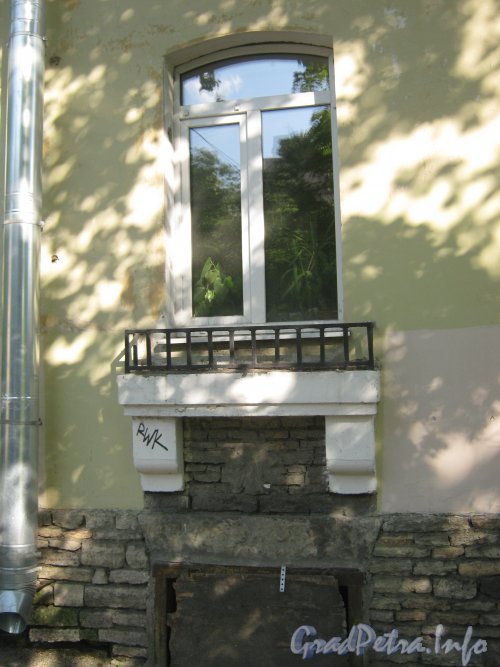 Ул. Новостроек, дом 8. Окно первого этажа. Фото май 2012 г.