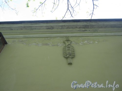 Ул. Новостроек, дом 8. Барельеф на стене дома. Фото май 2012 г.