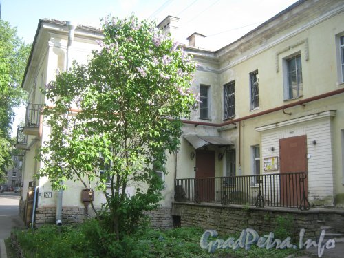 Ул. Новостроек, дом 8. Угол дома со стороны двора. Фото май 2012 г.