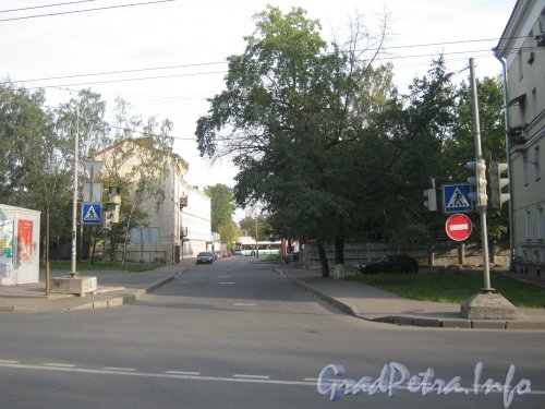 Средняя ул., дом 6 (слева) и перспектива Средней ул. от Волковского пр. в сторону Задворной ул. Фото 18 сентября 2012 г.