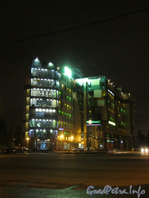 Вербная ул., дом 27. Здание бизнес центра «Лайнер» в ночном оформление. Фото сентябрь 2012 г.