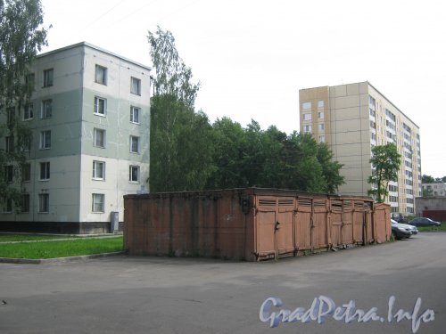 Гаражи между домами 31 корпус 2 по ул. Тамбасова (справа) и 241 корпус 5 по пр. Народного Ополчения (слева). Фото июль 2012 г.