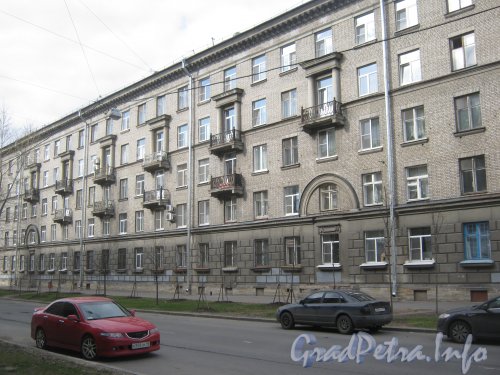 Ул. Маринеско, дом 12. Общий вид с нечётной стороны улицы. Фото 3 мая 2012 г.