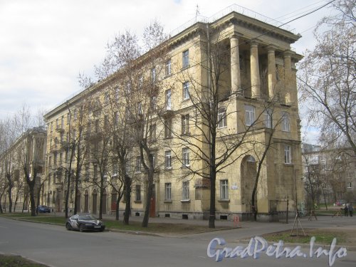 Ул. Маринеско, дом 8 Общий вид с нечётной стороны улицы. Фото 3 мая 2012 г.