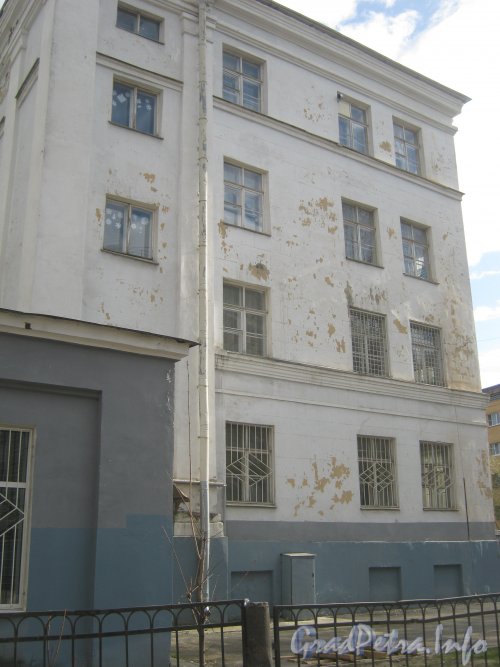 Ул. Маринеско, дом 7. Общий вид со стороны дома 7а. Фото 3 мая 2012 г.