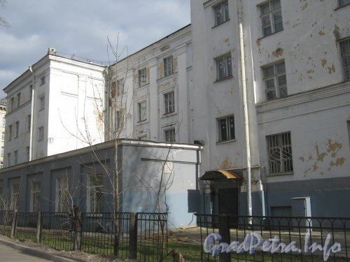 Ул. Маринеско, дом 7. Общий вид со стороны дома 92 корпус 3 по пр. Стачек. Фото 3 мая 2012 г.