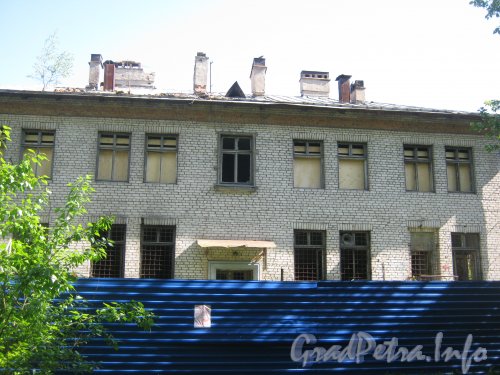 Ул. Танкиста Хрустицкого, дом 10. Общий вид со стороны дома 6. Фото 23 мая 2012 г.