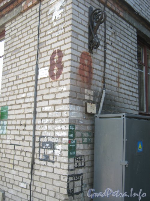 Ул. Танкиста Хрустицкого, дом 8. Угол дома и обозначенный номер. Фото 23 мая 2012 г.