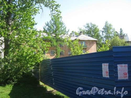 Ул. Танкиста Хрустицкого, дом 18 (в центре) и забор вокруг территории дома 10. Общий вид со стороны дома 8. Фото 23 мая 2012 г.