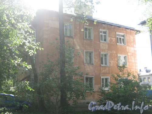 Ул. Танкиста Хрустицкого, дом 18. Общий вид со стороны дома 16. Фото 23 мая 2012 г.