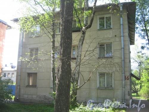 Ул. Танкиста Хрустицкого, дом 16. Общий вид со стороны дома 18. Фото 23 мая 2012 г.