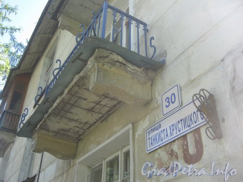Ул. Танкиста Хрустицкого, дом 30. Балкон дома. Фото 23 мая 2012 г.