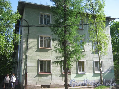 Ул. Танкиста Хрустицкого, дом 32. Общий вид со стороны дома 30. Фото 23 мая 2012 г.
