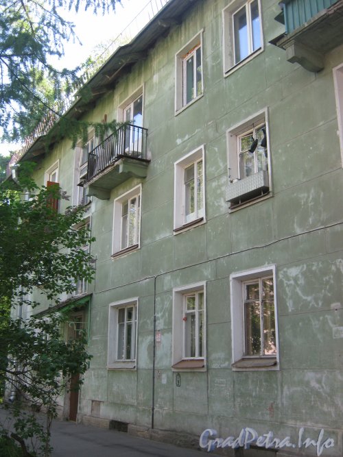 Ул. Танкиста Хрустицкого, дом 32. Общий вид дома со стороны его парадных. Фото 23 мая 2012 г.