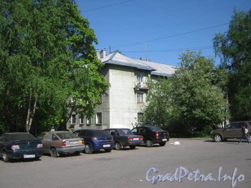 Ул. Танкиста Хрустицкого, дом 48. Общий вид со стороны дома 54. Фото 23 мая 2012 г.