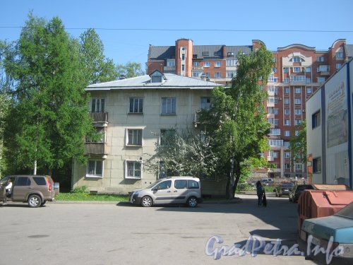 Ул. Танкиста Хрустицкого, дом 52. Общий вид со стороны дома 54. Фото 23 мая 2012 г.