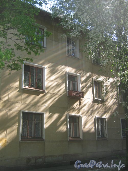 Ул. Танкиста Хрустицкого, дом 72. Общий вид фасада здания со стороны дома 66. Фото 23 мая 2012 г.
