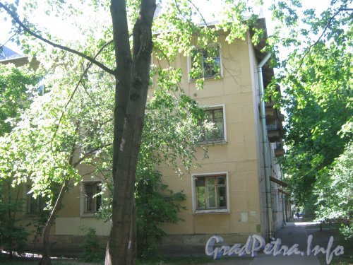 Ул. Танкиста Хрустицкого, дом 66. Общий вид со стороны дома 72. Фото 23 мая 2012 г.