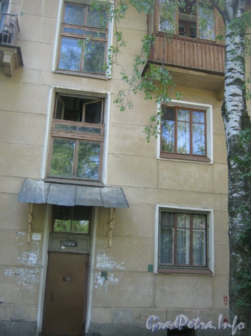 Ул. Танкиста Хрустицкого, дом 72. Общий вид со стороны дома 74. Фото 23 мая 2012 г.