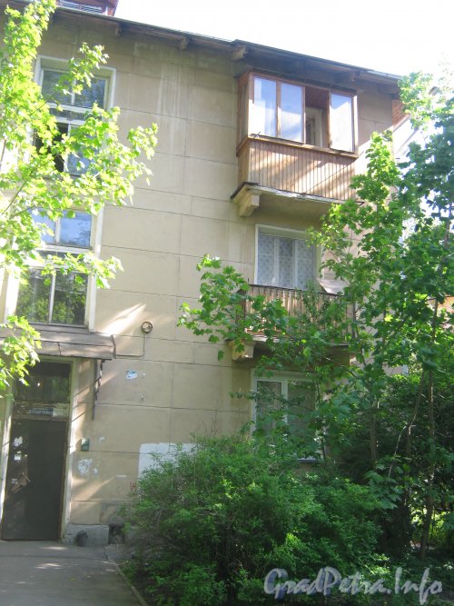 Ул. Танкиста Хрустицкого, дом 76. Общий вид здания от проезда к дому 80. Фото 23 мая 2012 г.