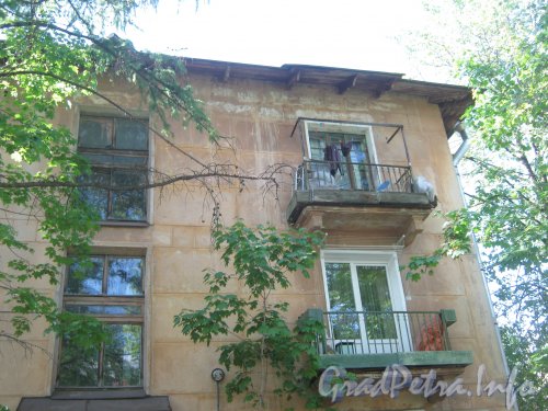Ул. Танкиста Хрустицкого, дом 76. Общий вид верхней части здания со стороны дома 86. Фото 23 мая 2012 г.