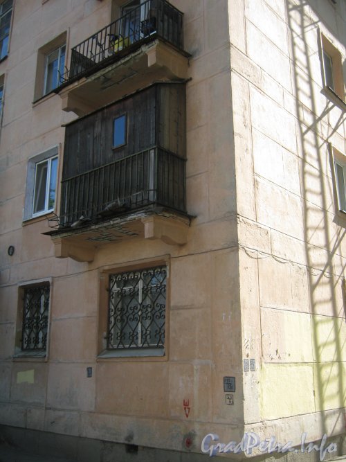 Ул. Танкиста Хрустицкого, дом 96. Угол дома со стороны парадных и двора. Фото 23 мая 2012 г.