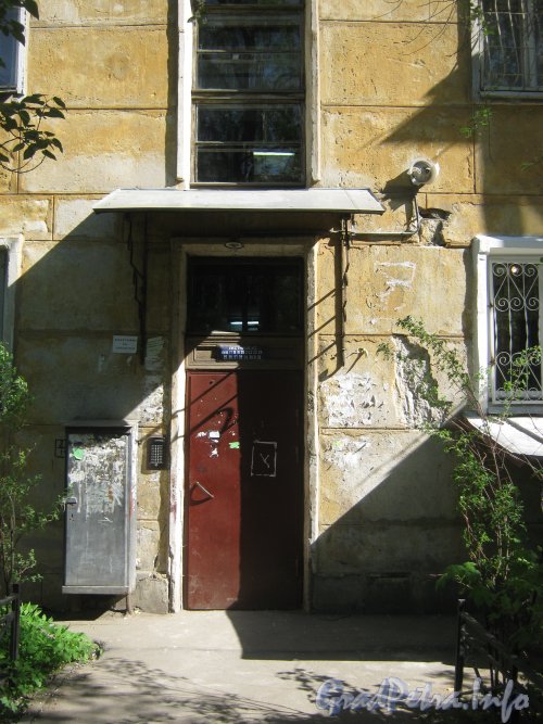 Ул. Танкиста Хрустицкого, дом 98. Общий вид парадной дома. Фото 23 мая 2012 г.