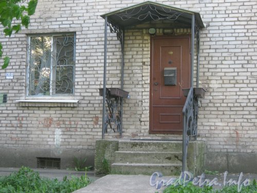 Ул. Танкиста Хрустицкого, дом 116. Крыльцо со стороны фасада. Фото 23 мая 2012 г.