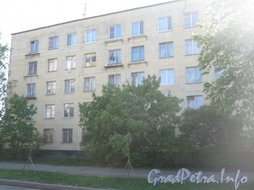 Ул. Танкиста Хрустицкого, дом 33. Общий вид с чётной стороны улицы на левую часть фасада здания. Фото 23 мая 2012 г.