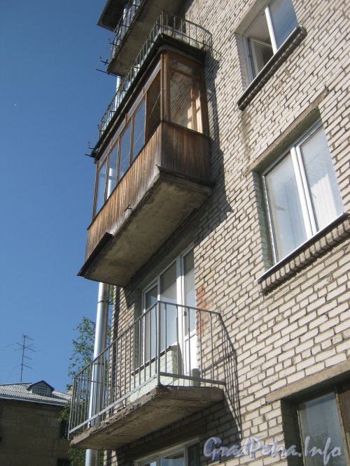 Ул. Танкиста Хрустицкого, дом 112. Общий вид балконов со стороны фасада дома. Фото 23 мая 2012 г.