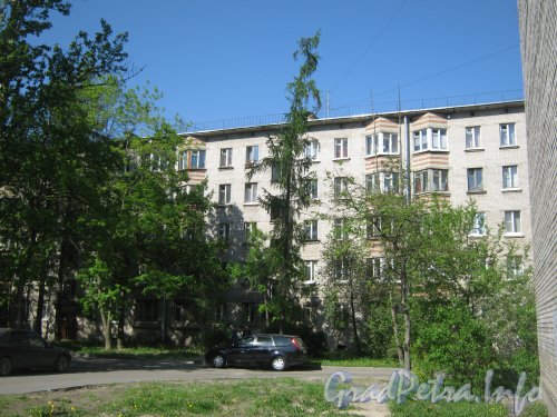 Ул. Танкиста Хрустицкого, дом 108. Общий вид со стороны дома 112. Фото 23 мая 2012 г.