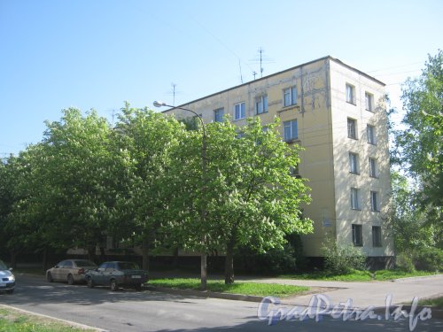 Ул. Танкиста Хрустицкого, дом 33. Общий вид с чётной стороны улицы на правую часть фасада. Фото 23 мая 2012 г.