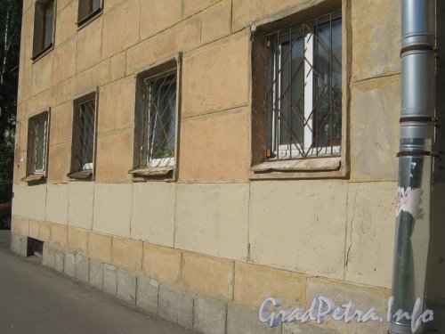 Ул. Танкиста Хрустицкого, дом 110. Общий вид нижней части фасада здания. Фото 23 мая 2012 г.